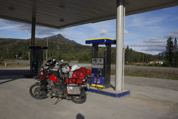 Eine typische Tankstelle in Alaska, also in der Mitte von nichts...