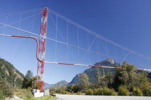 Wer soll hier über den Fluss, eine Brücke für wen? Wenn man genau hinschaut, sieht man das Rohr, in dem irgendeine Flüssigkeit rübergerettet wird. 