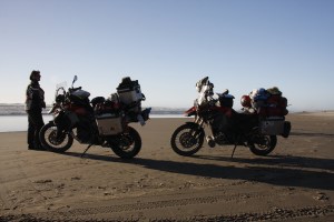 Am Pazifik - bei Astoria auf dem Strand - NOCH! Wenige Minuten später steht dort schon Wasser...