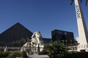 Unsere Bescheidene Herberge. Die kleine Pyramide links hat über 20 Stockwerke