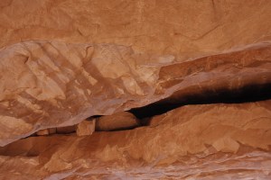 Wir unter dem nördlichen Bogen. Nach oben geschaut und man sieht diese losen Steine. Wann die wohl runter kommen?