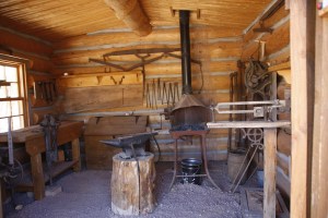 Die damalige Schmiede - er hatte viel zu tun, Wagen, Pferdehufe, Werkzeug...