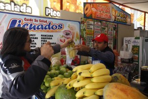Straßenverkauf - endlich was zu essen für mich (eingepackt und nicht scharf!!!)