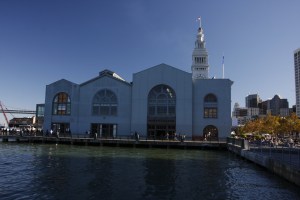 kurz VOR der Touristenmeile Pier 1 und 2 von der Seeseite